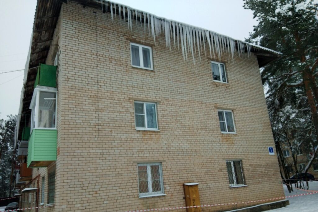 Жители ЗАТО Озерный Тверской области жалуются на сосульки, свисающие с крыш