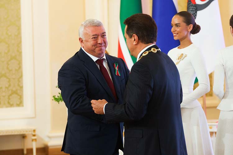 За вклад в социально-экономическое развитие Татарстана и Казани, «активную общественную и благотворительную деятельность» в Почетную книгу Казани внесли имя Ирека Богуславского, основателя благотворительного фонда «Нэфис»