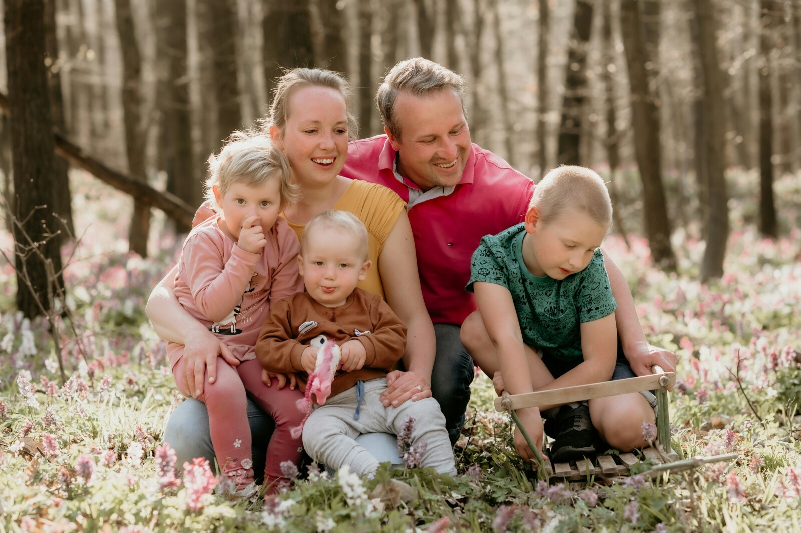 родители с детьми в лесу