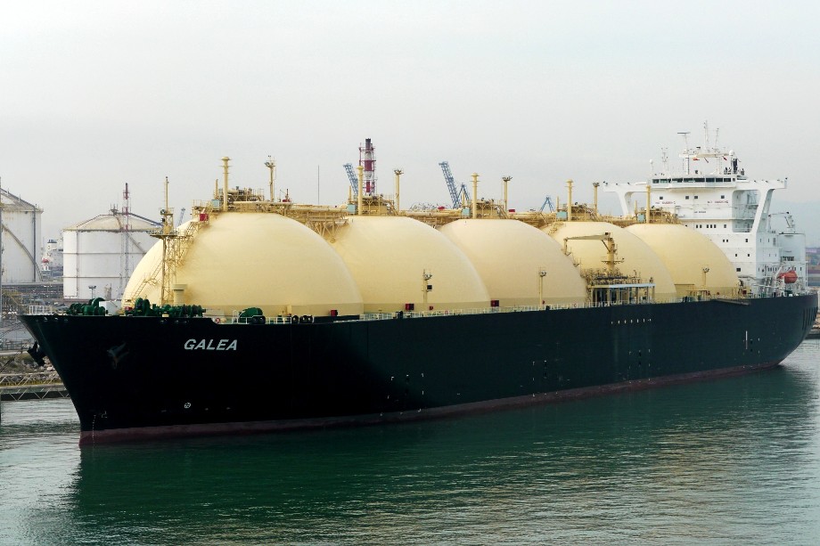 Газовоз, перевозящий сжиженный природный газ.