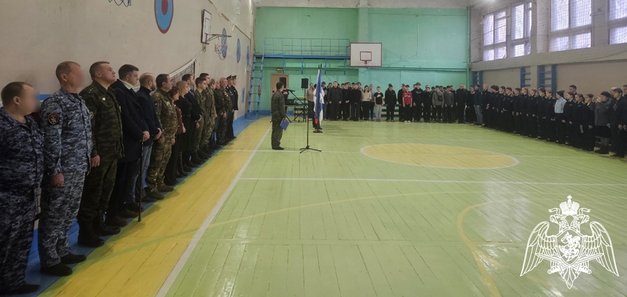 Новгородские росгвардейцы приняли участие в Дне призывника и провели для молодежи соревнования по РХБЗ защите