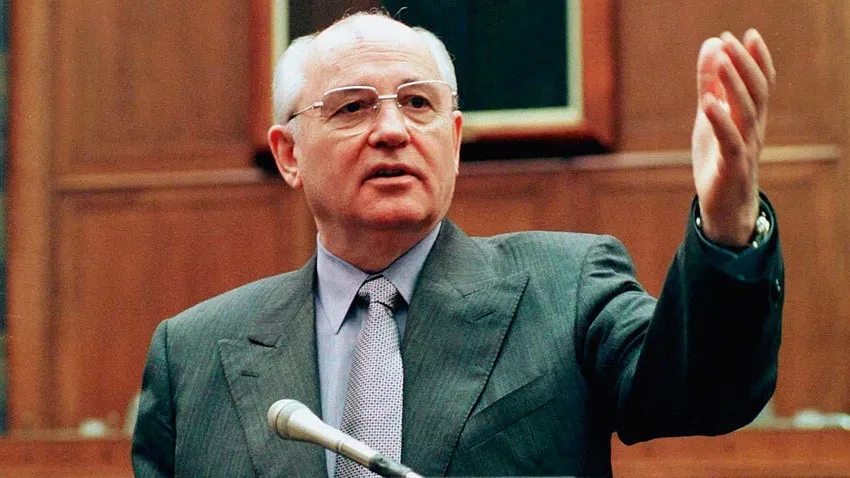 Почему горбачев в россии. Горбачев 1991. Горбачев 1985. Горбачев 1999.