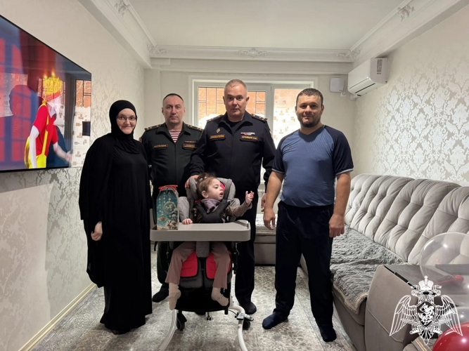 Руководитель дагестанского управления Росгвардии исполнил новогодние желания особенных детей