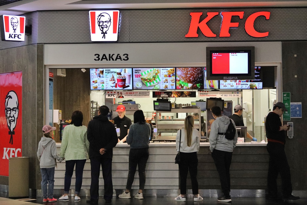 Ребрендинг kfc. Халяль КФС Тюмень. Тюмень КФС ЦУМ. KFC бургеры. КФС Канск.