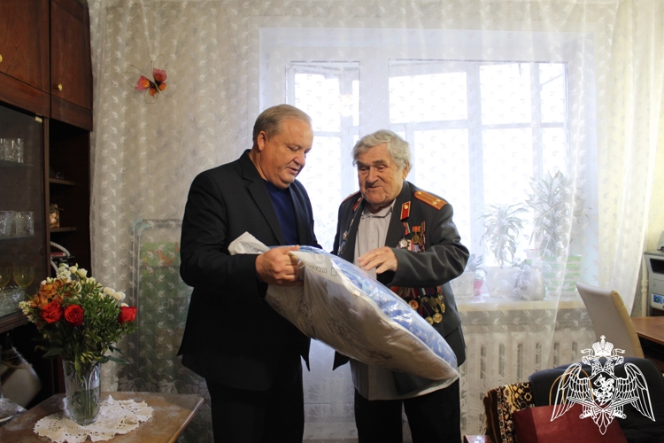 Начальник Управления вневедомственной охраны по Республике Коми поздравил ветерана службы с 73-й годовщиной профессионального праздника