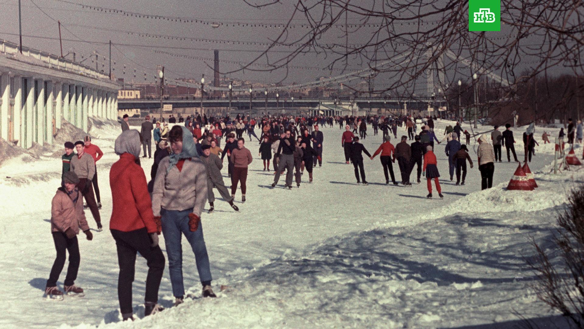 Зима в ссср. Парк Горького каток СССР. Каток в парке Горького 1960. Каток ЦПКИО имени Горького. Парк Горького в 60-е годы.