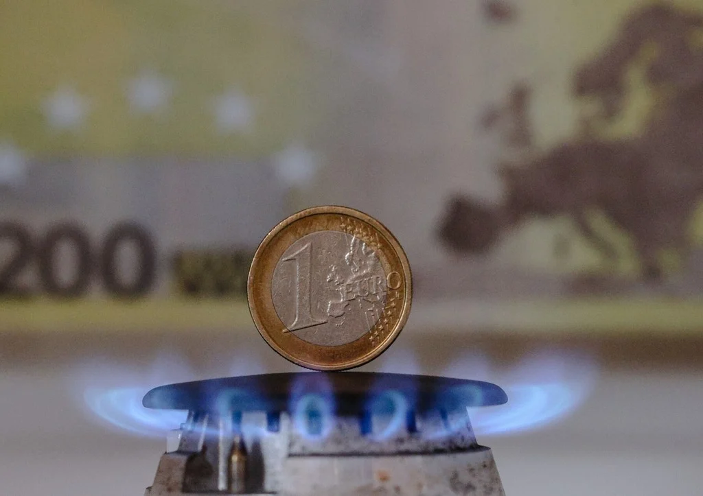 Цены на газ в Европе упали ниже $700