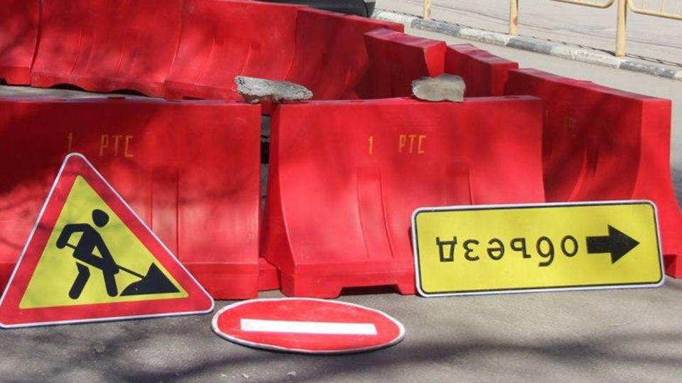 Бетонный блок на дороге. Автомобиль заперли на парковке. Дорога перекрыта. Дорога перекрыта. Ограничение движения на дорогах.