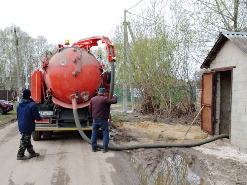 Откачку стоков и промывку проблемных участков трубопровода на Маховой в деревне Золотово планируют завершить к концу мая