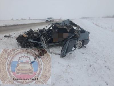 ГАИ по Саратовской области опубликовало фото сильно поврежденной машины после столкновения с 