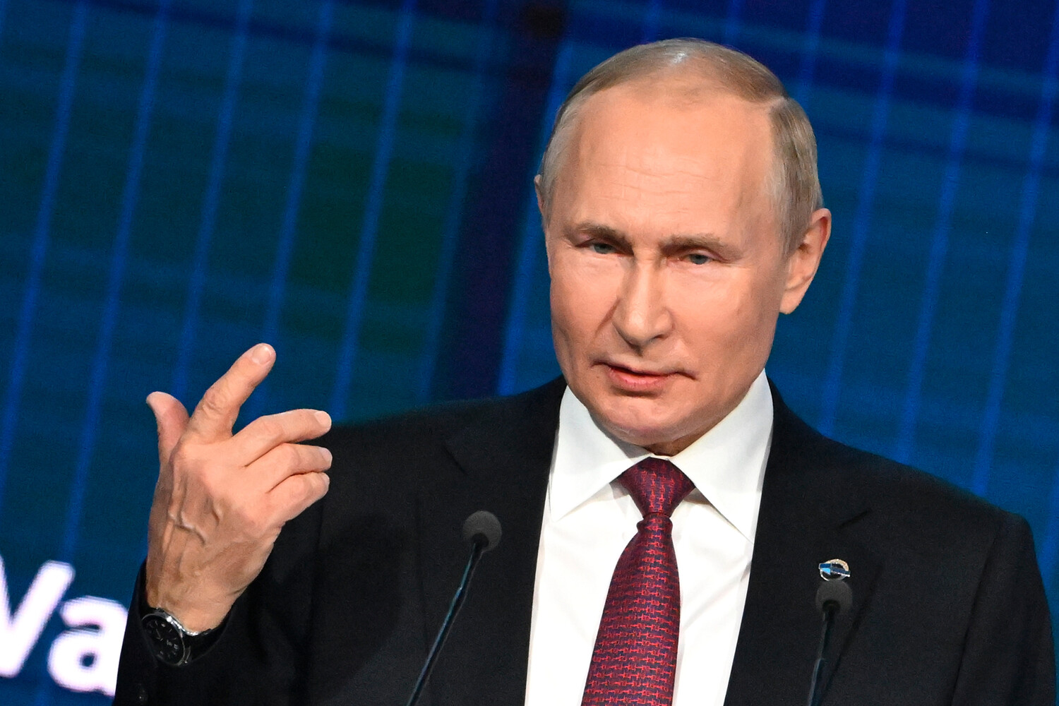 Путин самое опасное для политика вцепиться в свое кресло руками и зубами