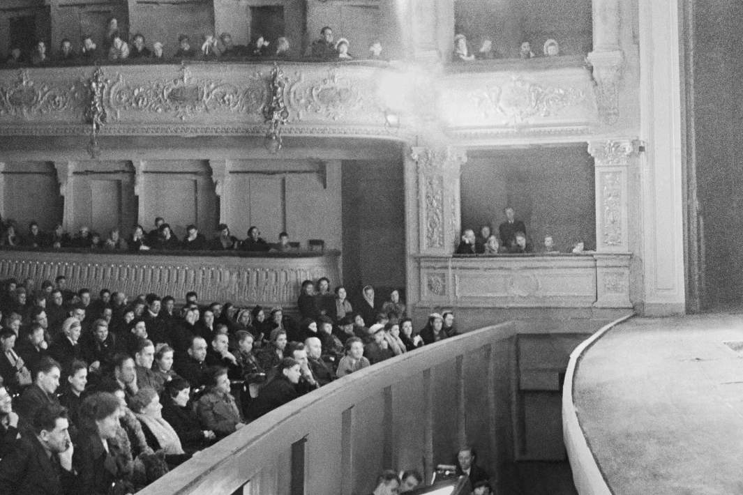 Блокада ленинграда театр музкомедии. Ленинградский театр музыкальной комедии в блокаду ленинграда. Ленинградские театры в блокаду. Театр музкомедии в блокадном ленинграде. Театр музыкальной комедии в блокаду ленинграда.