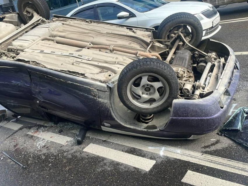 Утро в центре Краснодара началось с аварии с «перевертышем»