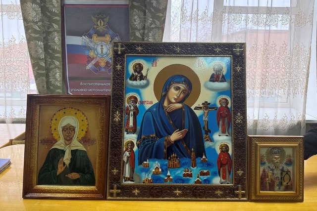 Комиссия, в состав которой вошли начальник психологической службы УФСИН Максим Майоров, помощник начальника Управления по организации работы с верующими протоиерей Алексий Айжинас, художник-микроминиатюрист, член Союза художников России и Общественного совета при УФСИН Анатолий Коненко, а также председатель совета Раиф Мингалимов, оценила произведения, созданные руками осужденных. Работы оценивались по нескольким критериям, включая соответствие канонам православной иконографии, мастерство исполнения, оригинальность замысла и общее художественное впечатление. По итогам конкурса первое место занял осужденный ЛИУ-10. Второе место - ИК-7. Третье место присуждено осужденному из ИК-3. Члены комиссии отметили высокий уровень представленных работ и выразили надежду, что участие в подобных конкурсах способствует духовному росту и нравственному исцелению осужденных. Алексий Айжинас подчеркнул, что иконопись – это не просто искусство, это молитва, выраженная красками и линиями, а участие в их создании помогает осужденным обратиться к Богу, переосмыслить свою жизнь и найти путь к исправлению.