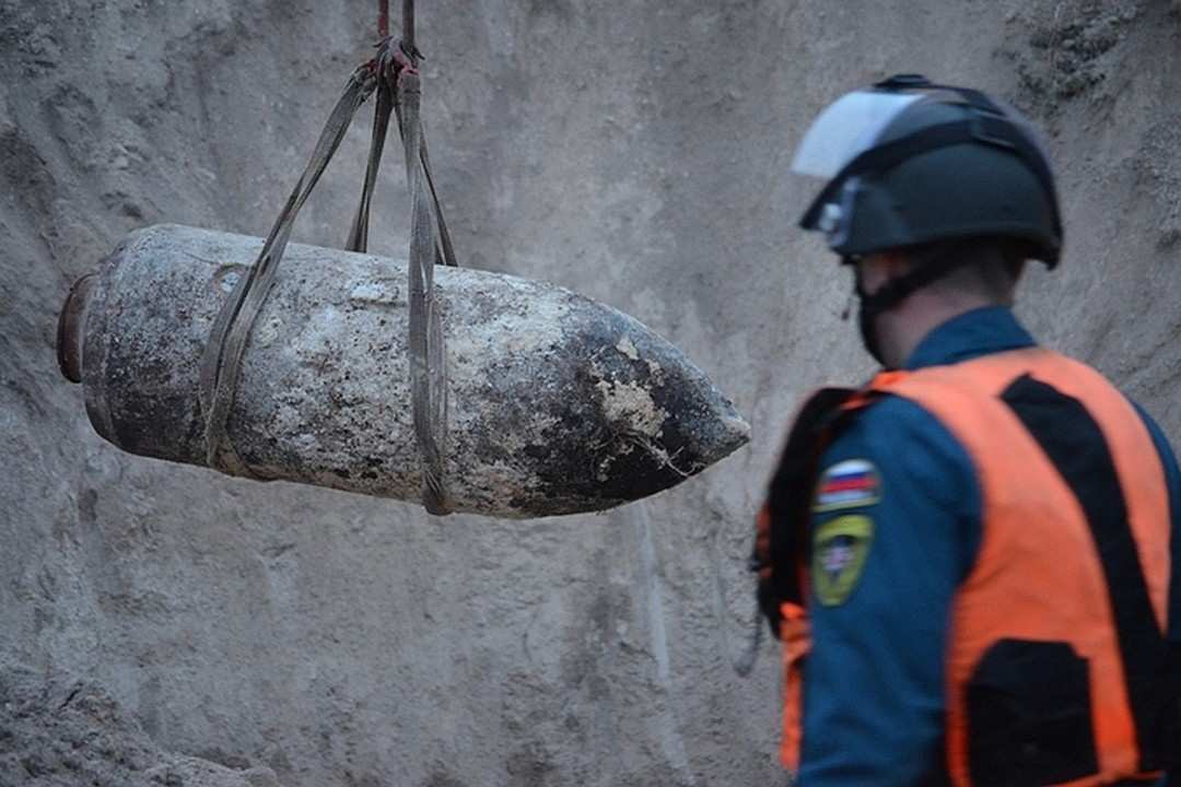 Неразорвавшуюся ФАБ-500 извлекают из земли в Белгороде: кадры с места (ФОТО, ВИДЕО)