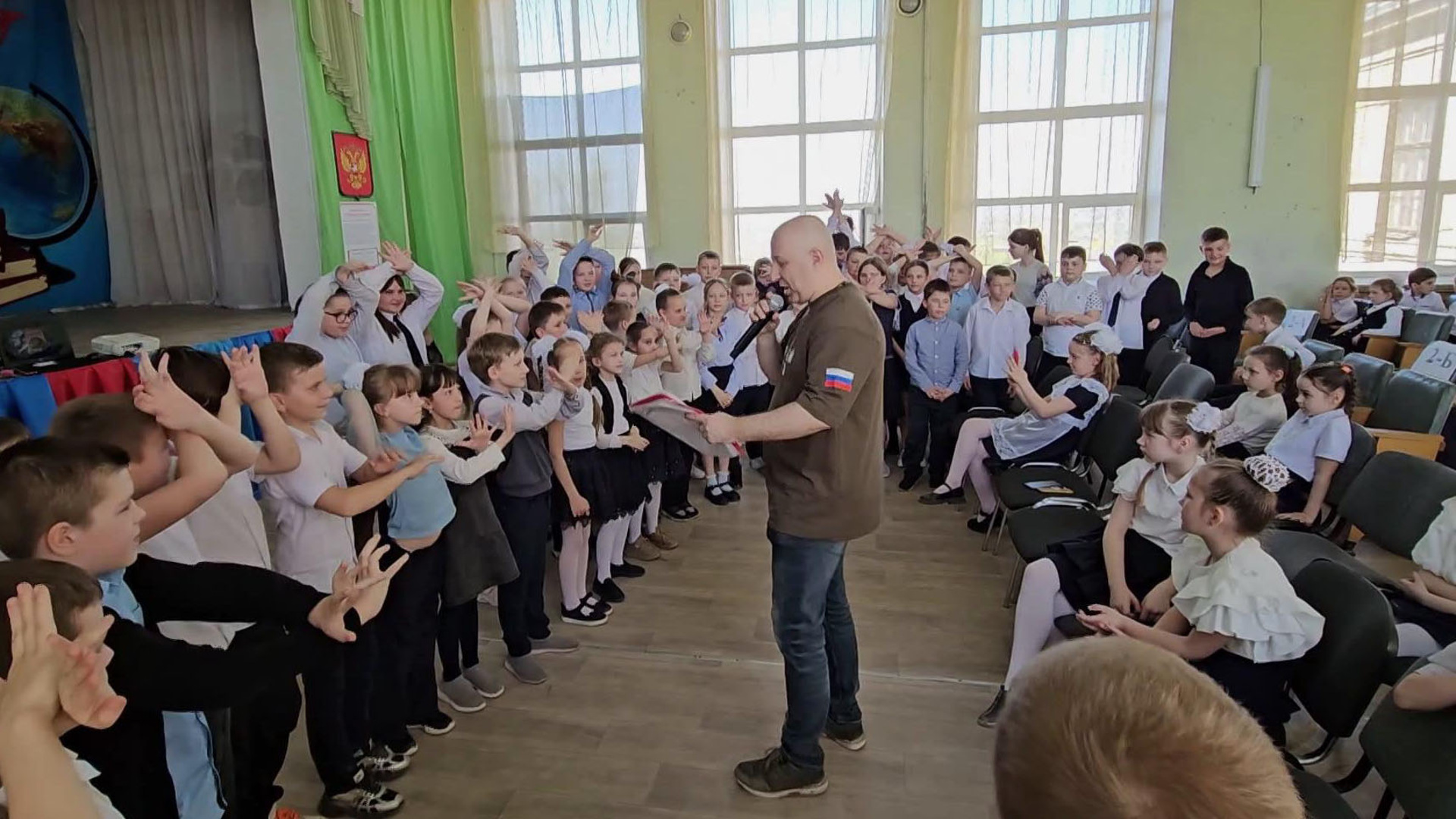 Писатель Валентин Постников встретился со школьниками Луганской и Донецкой республик