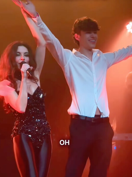 Певица Анна Плетнева вышла на сцену с бойфрендом дочери