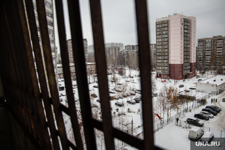 Места убийств пенсионеров и полицейского. Екатеринбург, балкон, решетка, многоквартирный дом