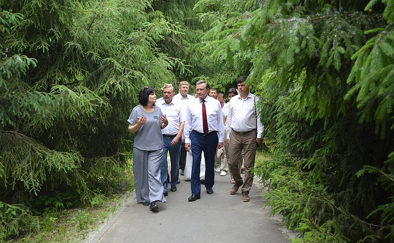 Сергей Рябухин в ходе поездки в регион принял участие в 57-м Всероссийском Пушкинском празднике поэзии в с. Языково Карсунского района