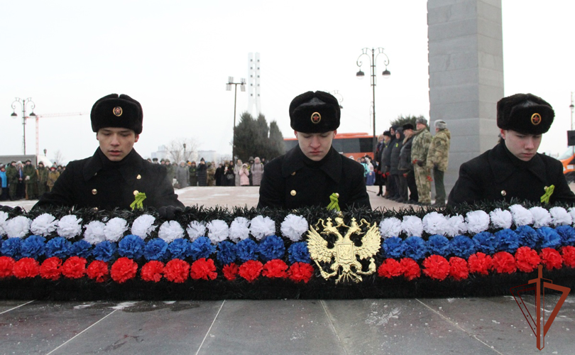 Военнослужащие и сотрудники Уральского округа Росгвардии почтили память жертв блокады Ленинграда