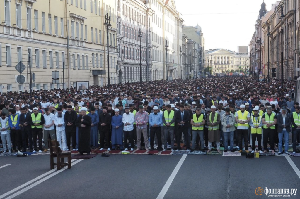 Байрам в петербурге. Курбан байрам Петербург. Байрам в Питере. Питер люди. Мечеть Курбан байрам