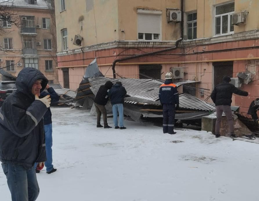 Работа нон-стоп: спасатели разгребают последствия стихии в Новороссийске