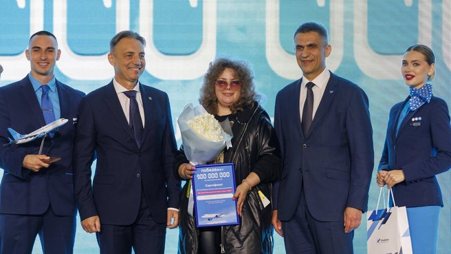 100-миллионный пассажир авиакомпании «Победа» Анастасия Крылова на торжественной церемонии встречи