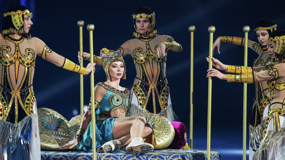 Елизавета Туктамышева выступает на творческом вечере «Больше чем шоу» в многофункциональном спортивном комплексе «Навка Арена» в Москве, 2025 год