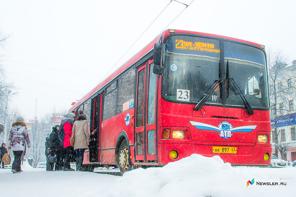 Автобус лиаз киров. Автобус г киров кировская область. Ездить на общественном транспорте. Автовокзал киров. Г киров общественный транспорт в г киров.