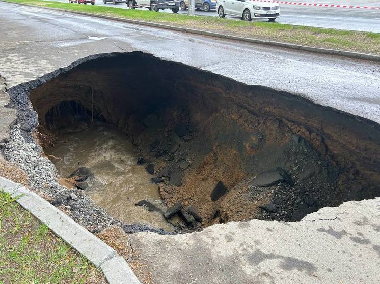 В Челябинске на дороге образовалась огромная яма из-за обрушившегося асфальта