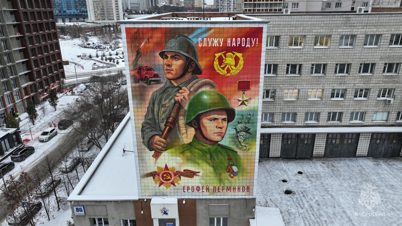 В центре Новосибирска открыли два мурала в честь пожарных