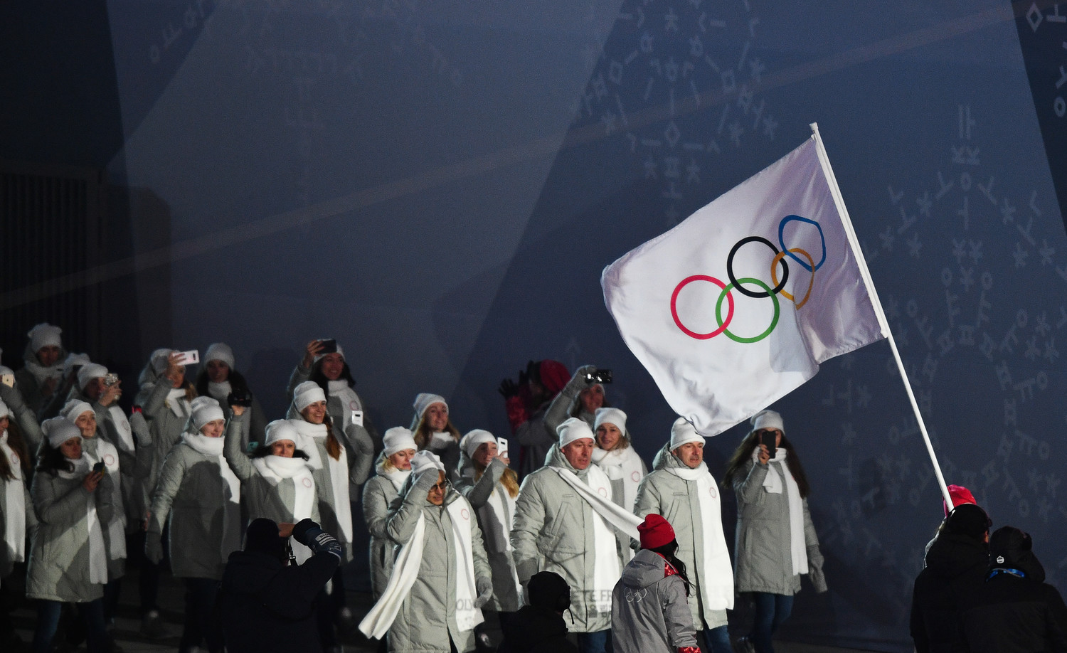 Выступали под нейтральным флагом. Нейтральный флаг России. Национальный Олимпийский комитет. Олимпийский флаг. Нейтральный флаг России на Олимпиаде.