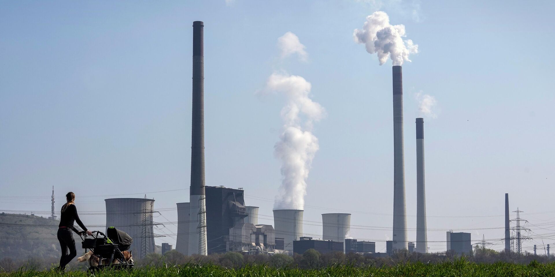 Женщина с коляской на фоне завода немецкой компании Uniper в Гельзенкирхене, Германия. Архивная фотография - ИноСМИ, 1920, 21.10.2025