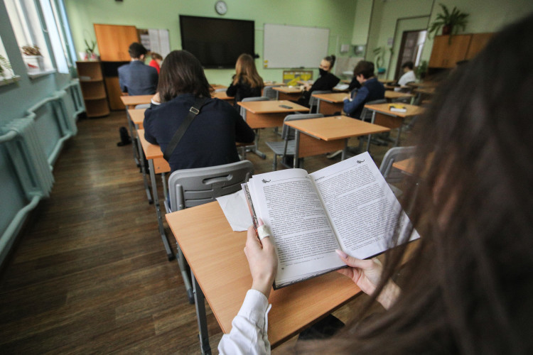 В школе Беляев учился на хорошо и отлично, хотя тяжело давались русский язык и математика, зато легко — история и обществознание