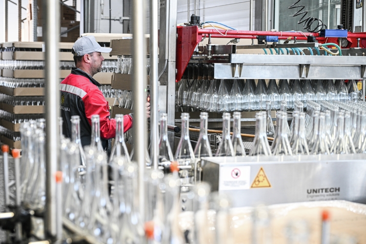 «Государство берет акциз с легально проданной продукции на территории региона алкогольной продукции и 80% от этого акциза получает сам регион, где она была продана. Поэтому любая легальная алкогольная продукция, которая продается на территории Татарстана, приносит одинаковые деньги в бюджет вне зависимости, произведена она на территории Татарстана или нет»