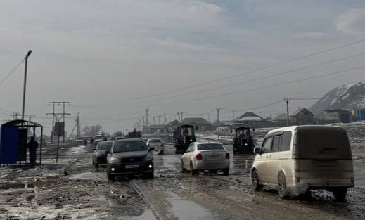 Дорожники Тувы создают водоотводной валик на дороге в районе Вавилинского затона для предотвращения перелива талых вод 