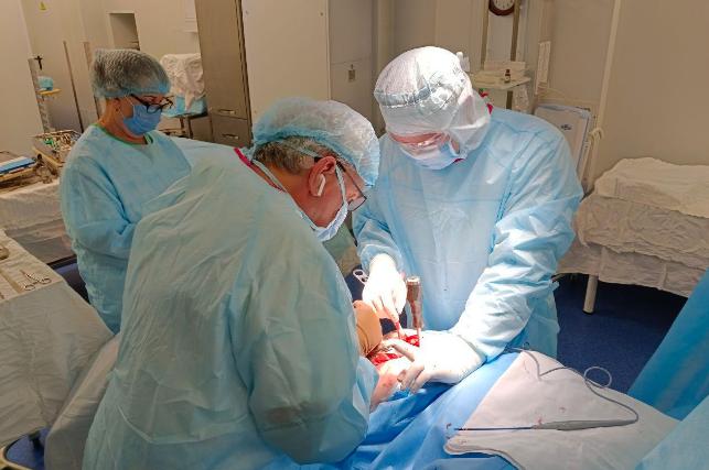 Челябинские травматологи избавили от костылей пенсионера с разрушенным суставом