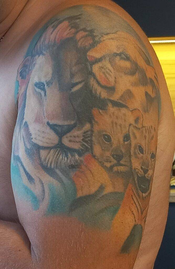 Татуировка с львиным прайдом