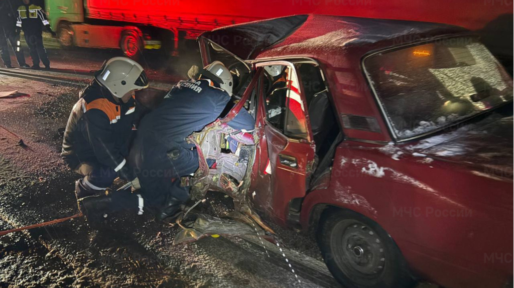 В Карачевском районе ранен 31-летний водитель столкнувшейся с фурой легковушки