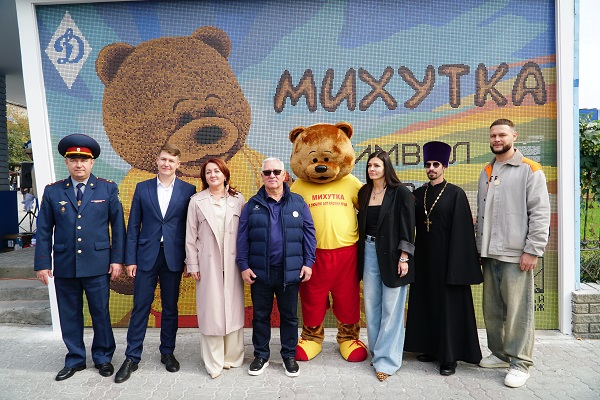 Мозаичное панно с изображением символа волонтерского проекта - медведя Михутки - собирали сотни жителей г. Барнаула, в числе которых сотрудники территориального органа. Мозаика украсила фасад здания стадиона 