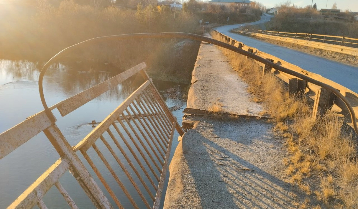 Рушится мост через реку Реж у артемовского села Мироново. Ситуация SOS