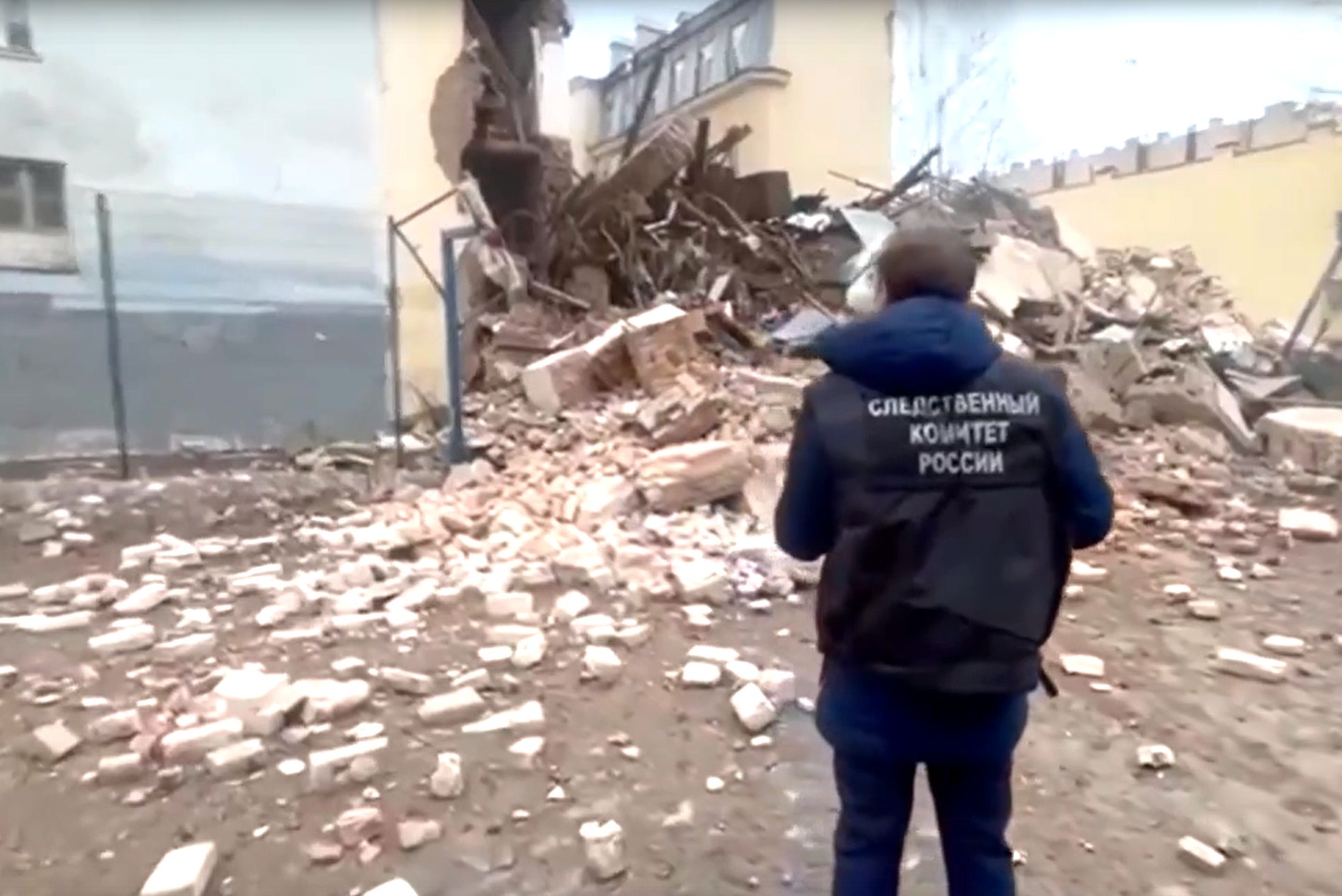 Сотрудник Следственного комитета на месте обрушения дома на Гороховой улице 