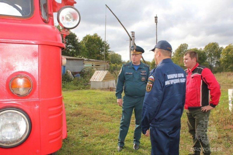 Начальник Главного управления МЧС России по Новгородской области Сергей Козырев пообщался с представителями добровольной пожарной команды села Медведь Шимского района