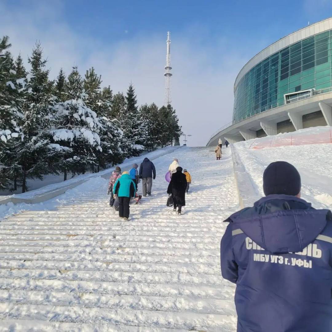 Катание на склоне за Конгресс-холлом в Уфе запрещено | 1