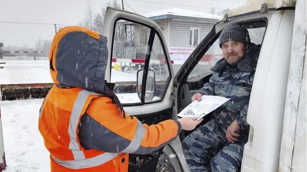 В Брянской области напомнили водителям о рисках на переездах