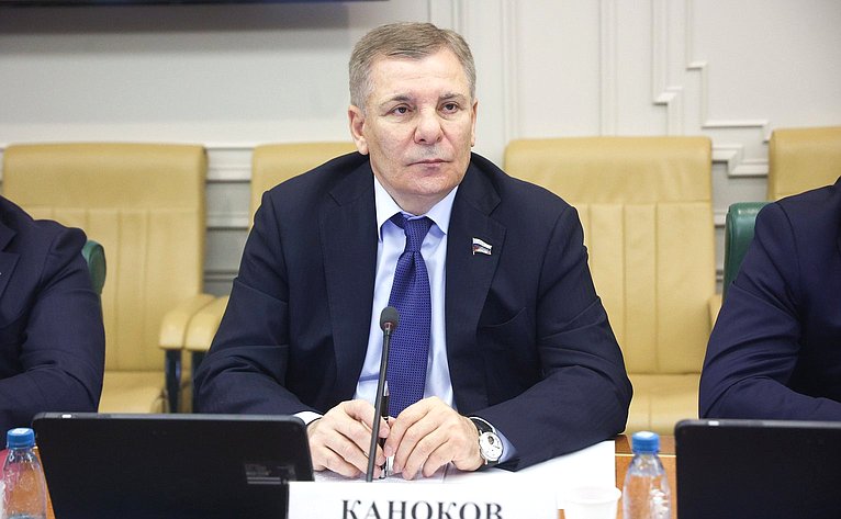 Арсен Каноков