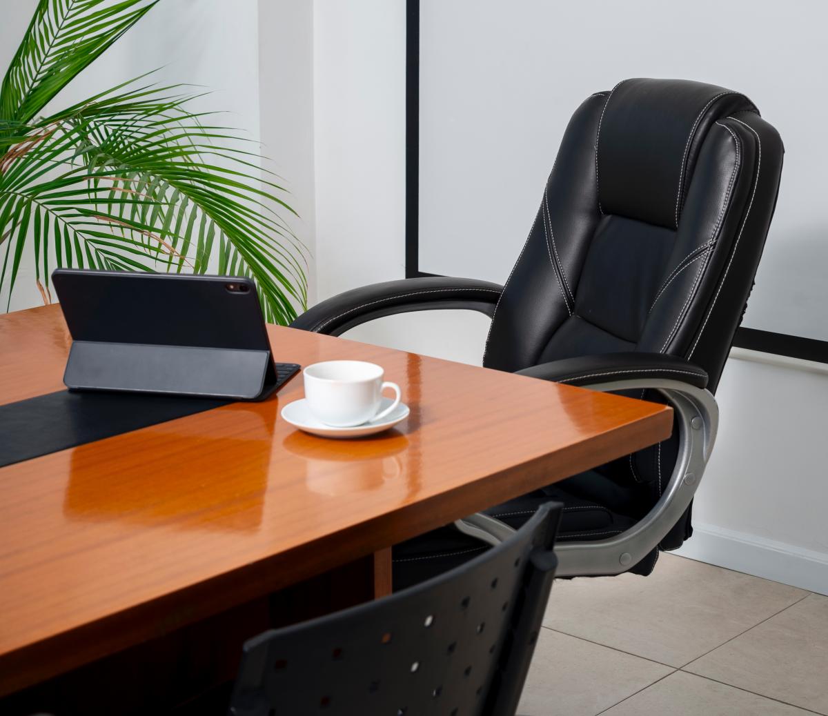 Пустое кресло руководителя, стул