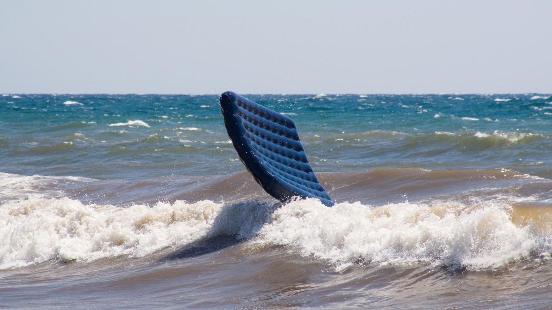 плавать на матрасе на море