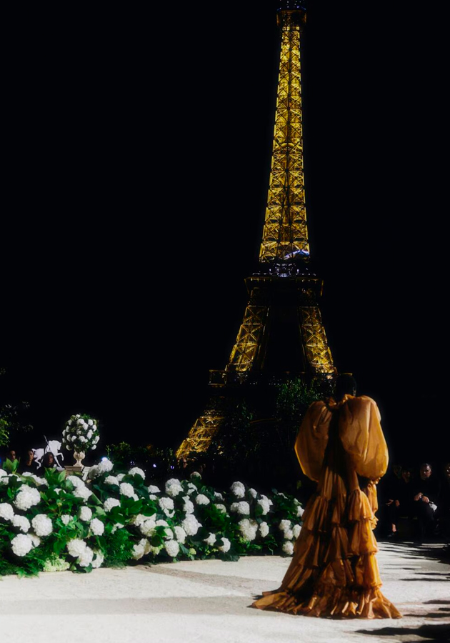 Шоу Saint Laurent, проходившее у подножия Эйфелевой башни на Площади Трокадеро