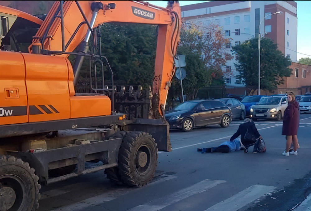 Работа экскаватора екатеринбург. Экскаватор задавил человека. Экскаватор упал. Экскаватор вблизи. Женщина на экскаваторе.